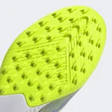 Championes de fútbol Adidas F50 League Turf Cleats, color violeta con detalles en amarillo y blanco. Diseñados para césped artificial.