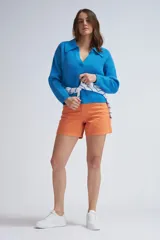 Short de jean color naranja, de tiro alto y corte recto.