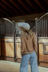 Sweater color marrón claro tejido en hilado de algodón, con cuello redondo y mangas largas. Presenta detalles de punto calado en el cuello, puños y ruedo.