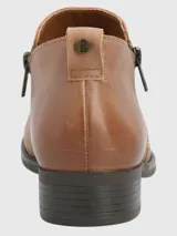 Bota corta color marrón de cuero, con cierre lateral, taco cuadrado y punta fina.