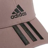 Gorra de béisbol Adidas color marrón claro con logo y tres rayas negras.