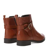 Botas cortas de mujer Bottero modelo Boler, color marrón cuero, con caña a la altura del tobillo. Presentan una correa decorativa con hebilla dorada y un panel lateral con textura de piel de serpiente en tono marrón oscuro. Tienen un taco bajo y suela negra.