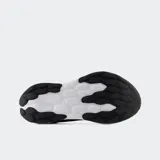 Championes New Balance Fresh Foam 520, color negro con logo en color oro, capellada de malla y entresuela Fresh Foam.