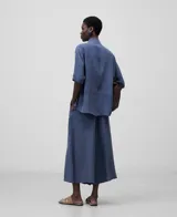 Pantalón culotte azul de lyocell, con trabillas, bolsillo en la espalda y pierna ancha ligeramente acampanada.