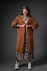 Cárdigan largo color marrón óxido, tejido en mohair con bolsillos frontales y mangas 3/4.