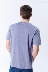 Remera color marrón claro con efecto lavado y cuello redondo.