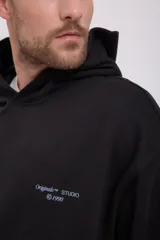 Canguro negro con capucha y manga larga, de corte oversize. Estampado en la espalda con la frase "Art District" en color celeste, rodeada de figuras geométricas en blanco y negro.