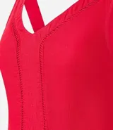 Mono largo rojo de sarga, con escote en V, sin mangas y detalle entrelazado en la cintura.