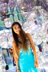 Vestido largo de fiesta color celeste, con top de lentejuelas doradas, argolla en el busto, breteles finos y espalda descubierta.