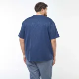 Remera azul de punto con bordados florales en relieve.