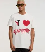 Remera blanca de algodón con cuello redondo y mangas cortas. Estampado frontal con la frase "Yo ❤️ Latino America" en rojo y negro.