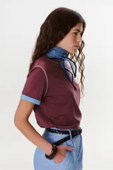 Remera blanca de manga corta con cuello redondo y detalle de costuras en contraste en cuello y mangas.