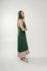 Vestido largo color borgoña con cuello redondo y sisas ribeteadas en rosa claro.