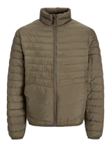 Campera puffer color verde militar, con cuello alto, cierre frontal con cremallera, bolsillos laterales y puños elásticos.