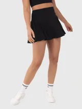 Falda corta deportiva negra con calza incorporada y tablas plisadas.