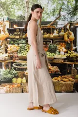 Vestido largo color rojo, sin mangas, con cuello redondo y lazo a la cintura.