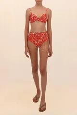 Calzón de bikini de cobertura completa, tiro alto, con estampado de hojas rojas y blancas. Incluye lazo con cuentas decorativas.