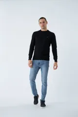 Sweater de algodón con cashmere en color negro, de corte regular con escote redondo y puños acanalados.
