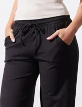 Pantalón jogger de corte ancho color celeste, con pretina elastizada y lazo de ajuste.