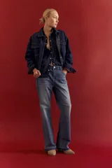 Jean bootcut de tiro medio, color azul, con corte ligeramente acampanado en la parte inferior.