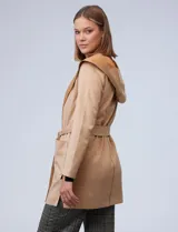 Chaqueta color beige de suede, marca Joan Vass. Cuello solapa, delantera con bolsillos. Cintura con pasadores y lazo de ajuste.