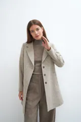 Tapado corto entallado color marrón claro con textura de espiga, cuello solapa y manga larga. Cierre frontal con botones.