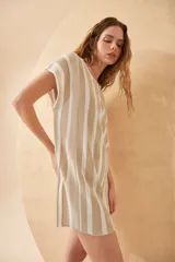 Vestido corto a rayas verticales color beige y blanco, de tejido de punto con lurex.