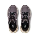 Championes de running On Cloudflyer 4, color lila con detalles en marrón, negro y blanco.