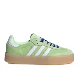 Championes Adidas Sambae W, color verde con detalles en blanco y suela color caramelo.