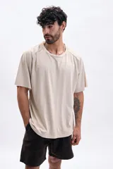 Remera de manga corta color beige con efecto lavado y mangas tipo ranglán.