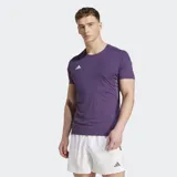 Remera de running Adidas Adizero Essentials para hombre, color violeta. Confeccionada en tejido entrelazado de poliéster reciclado con tecnología AEROREADY que absorbe el sudor. Presenta un ajuste ceñido, cuello redondo y el logo de la marca en el pecho.