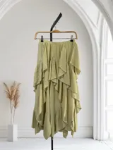 Pollera larga con cintura elastizada y volados en capas.