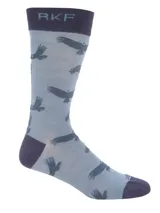 Calcetines grises con puño, talón y puntera en color azul oscuro. Presentan un estampado de águilas en vuelo.