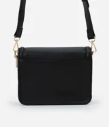 Cartera mediana de PU color negro, con asa transversal regulable, detalle metálico dorado en el frente y recortes contrastantes en beige y blanco.