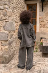 Chaqueta de denim gris con fit amplio y perlas aplicadas.