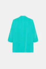 Blazer marrón con cuello solapa y hombreras. Manga tres cuartos con trabilla y botón dorado. Bolsillos delanteros con solapa.