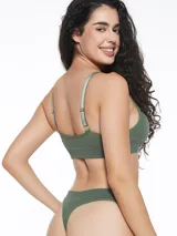 Top de bikini negro con textura brillante y breteles finos.