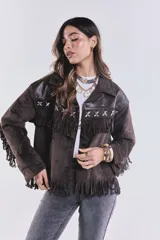 Campera marrón de gamuza con flecos y eco cuero en la parte superior, de corte suelto y con botones.