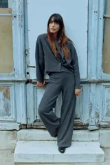 Pantalón negro de pierna ancha confeccionado en tejido de punto canalé con algodón. Tiene tiro medio y cintura con elástico interior.