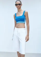 Top tejido de punto fino color azul eléctrico, con tirantes anchos, escote cuadrado y diseño de rayas horizontales blancas.