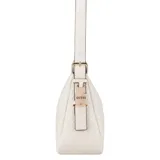 Cartera de hombro Guess modelo Alisha, color blanco hueso o marfil, con textura tejida tipo trenzado en todo el cuerpo. Presenta correa de hombro delgada en color blanco con borde negro y herrajes dorados. Incluye un dije triangular con el logo de Guess en metal dorado en la parte frontal inferior.
