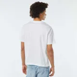 Camiseta blanca de manga corta con cuello redondo y estampado en el pecho con la leyenda "San Diego".