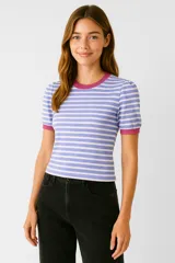 Remera corta de algodón a rayas horizontales celestes y blancas, con cuello redondo y mangas cortas abullonadas con puños fucsia.