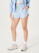 Short celeste con cintura elastizada y cordón ajustable verde flúor.