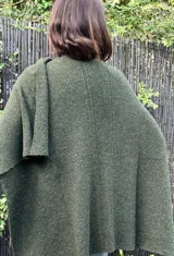Ruana de tejido de punto color verde inglés, confeccionada en 100% baby alpaca.