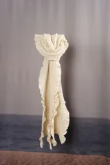 Bufanda tejida color marrón chocolate en punto fantasía con efecto de volado en los bordes.