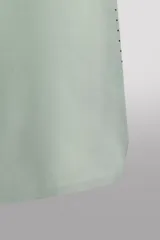 Shorts deportivos color verde claro confeccionados en tejido técnico ligero y elástico. Cuentan con cintura elástica ajustable con cordón interior, bolsillos frontales, bolsillo trasero de seguridad con cierre de cremallera, bajo con acabado termofijado y aberturas laterales. Detalle de logo estampado en la pierna. Largo interior de pierna: 17 cm. Tejido Quick Dry nivel 2. Zara Athleticz.