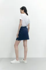 Falda deportiva azul con short incorporado, cintura elastizada con cordón ajustable y bolsillos laterales.