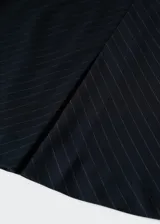 Minifalda azul marino con estampado de raya diplomática, corte ajustado, cierre lateral invisible y forro interior.