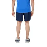 Short deportivo azul marino de hombre, marca New Balance, con logo estampado en blanco y una franja azul más clara en el lateral.